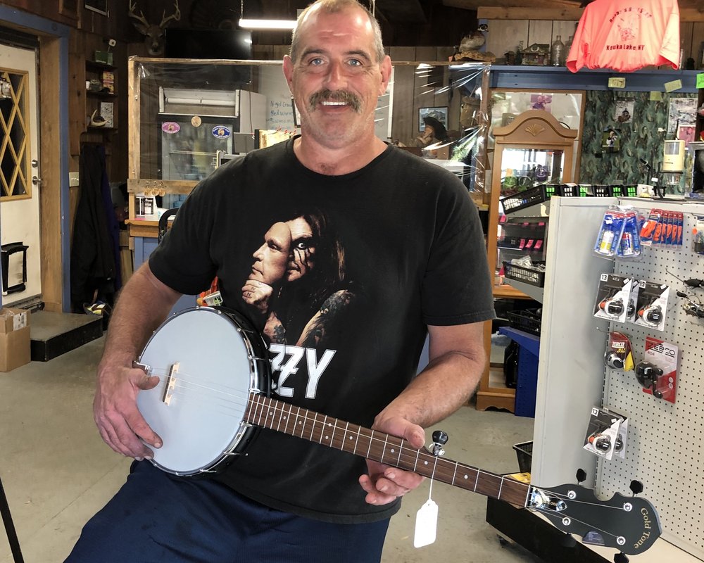 The man himself...."Bubba”, proud owner of a new Gold Tone banjo....
