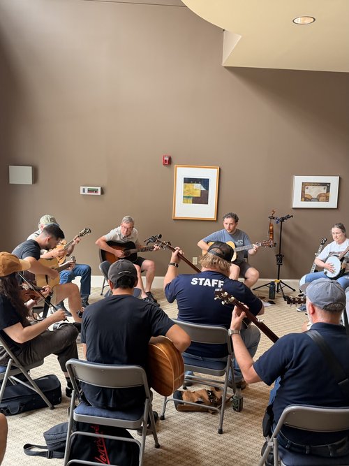 Dan Lynch led a great Bluegrass Jam in the back room on Saturday&hellip; it was a real treat with...