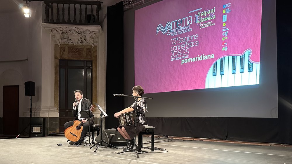 Un meraviglioso concerto di musica che mostra la storia del tango con Allesandro Blanco alla chit...