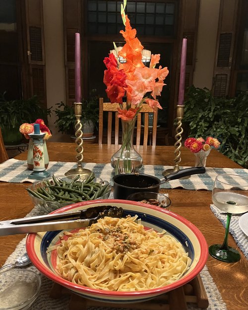 Sunday dinner&hellip; adorned with beautiful flowers from Julie‘s garden.